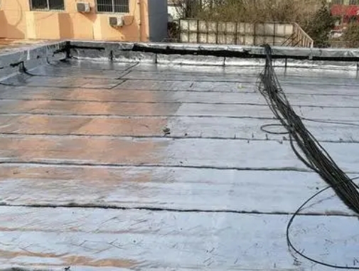 桂林卫生间漏水维修公司分享下桂林屋面楼顶防水刚性防水层施工要点。